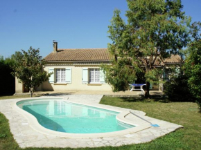 Bungalow with pool ideally located in Provence
